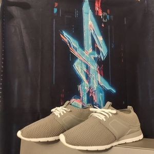 UGG Women Willows Fashion Sneakers Size 9 Seal Gray Color